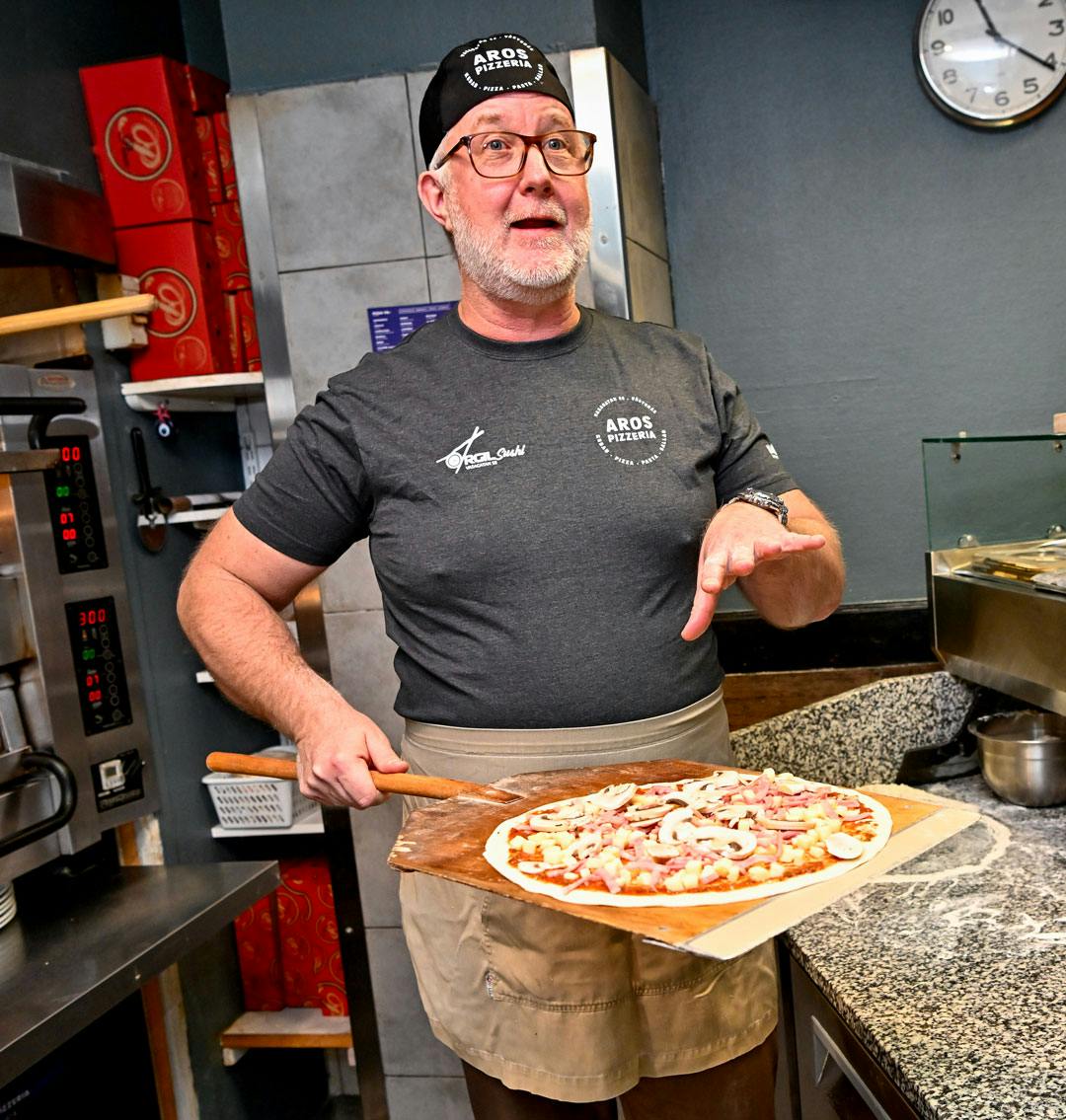 Arbetsmarknads- och integrationsminister Johan Pehrson bakar pizza.