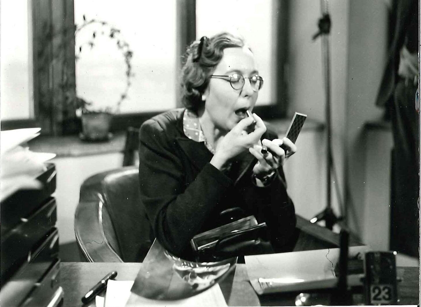 Elly Jannes var en av sin tids främsta reportrar. Sällan med läppstift i hand. 