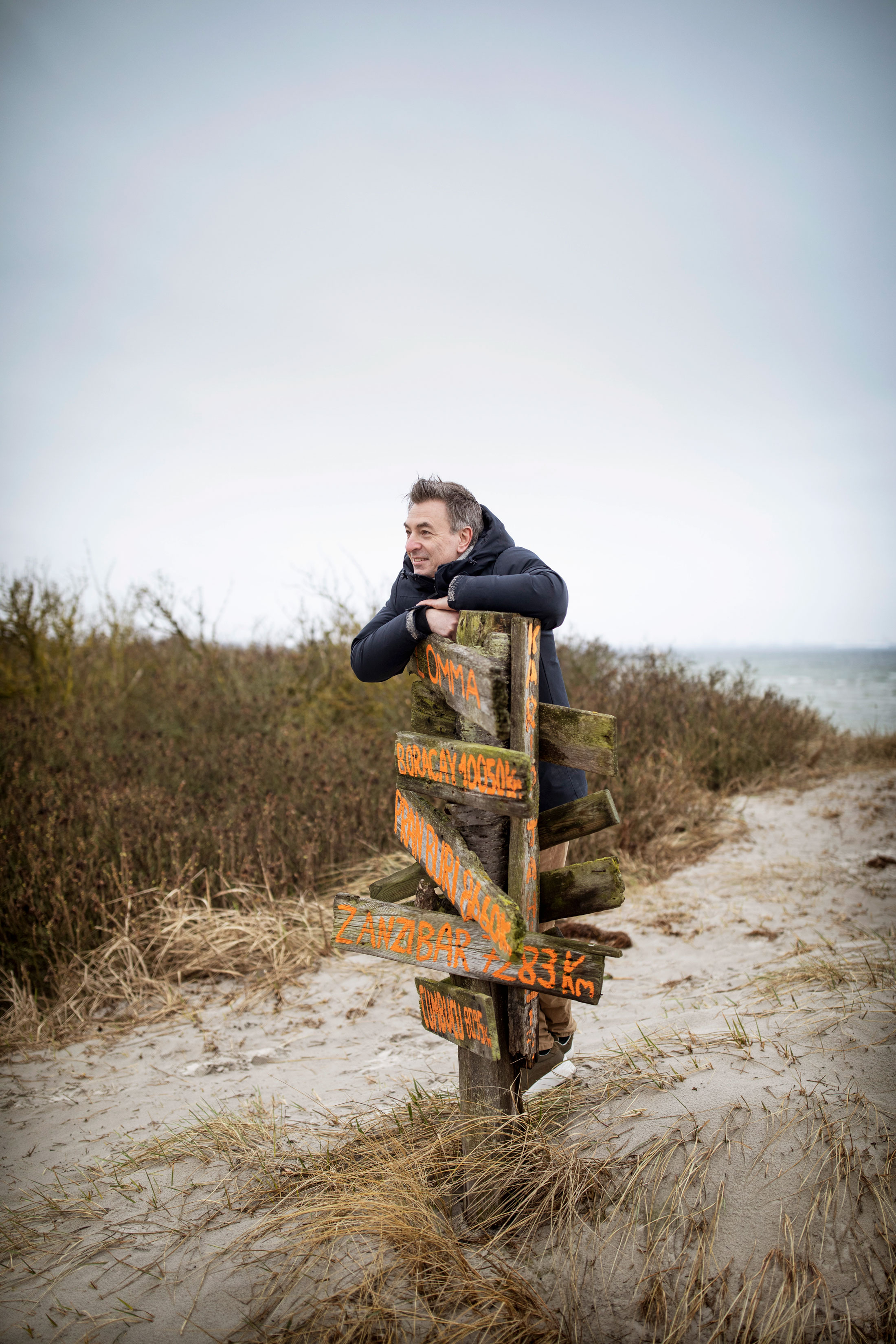 Tareq Taylor på stranden.