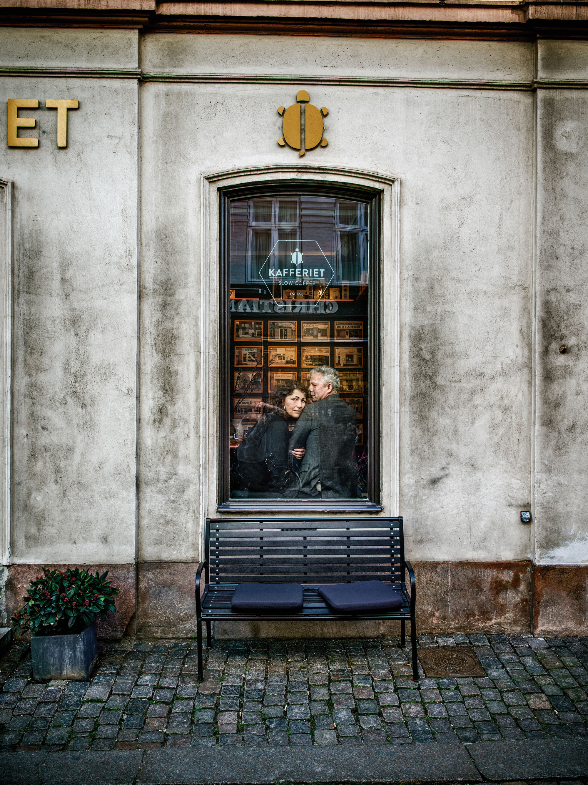 Foto på Elisabeth Åsbrink och maken Joakim Jakobsen.