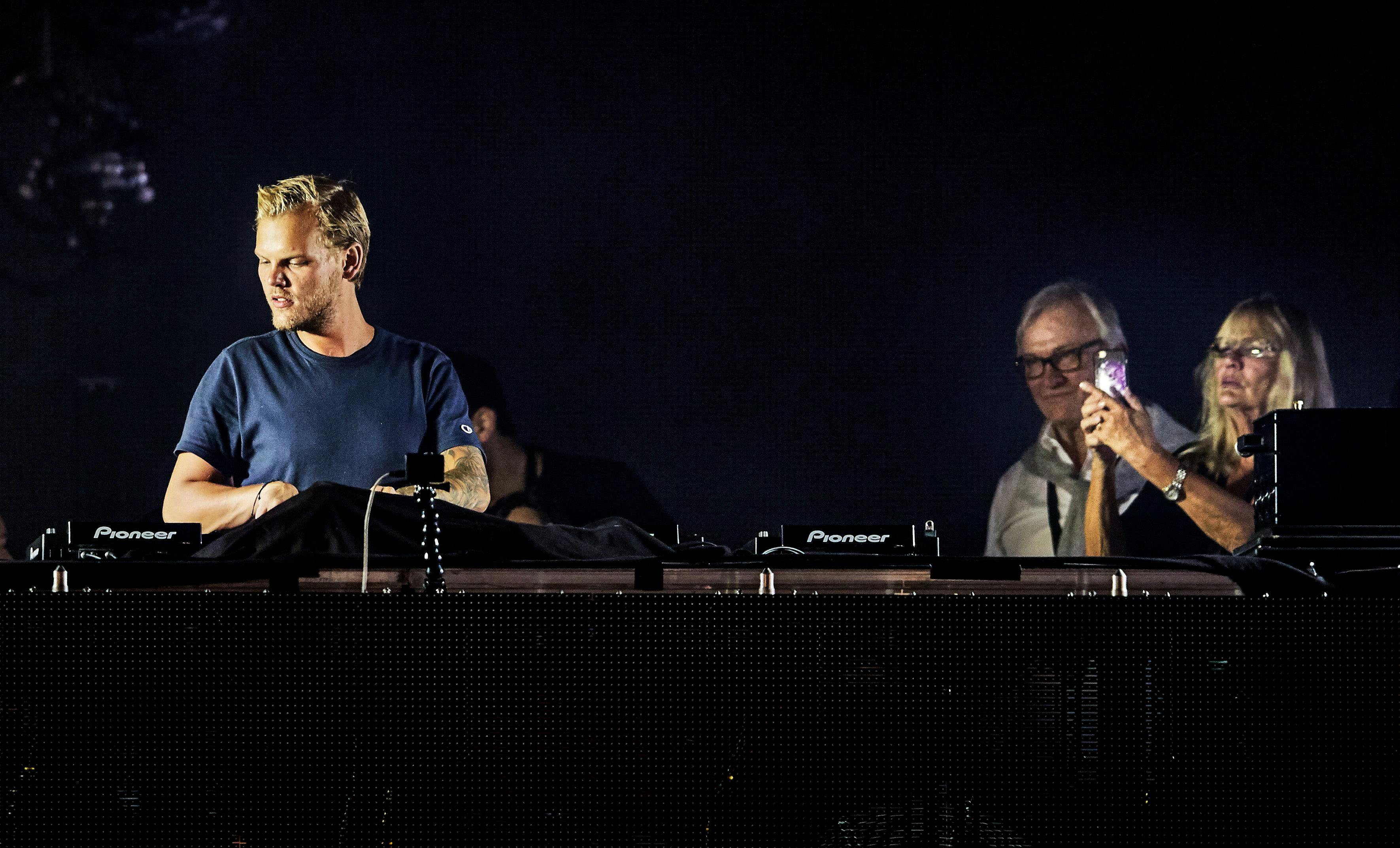 Foto på Tim ”Avicii” Bergling på scen.