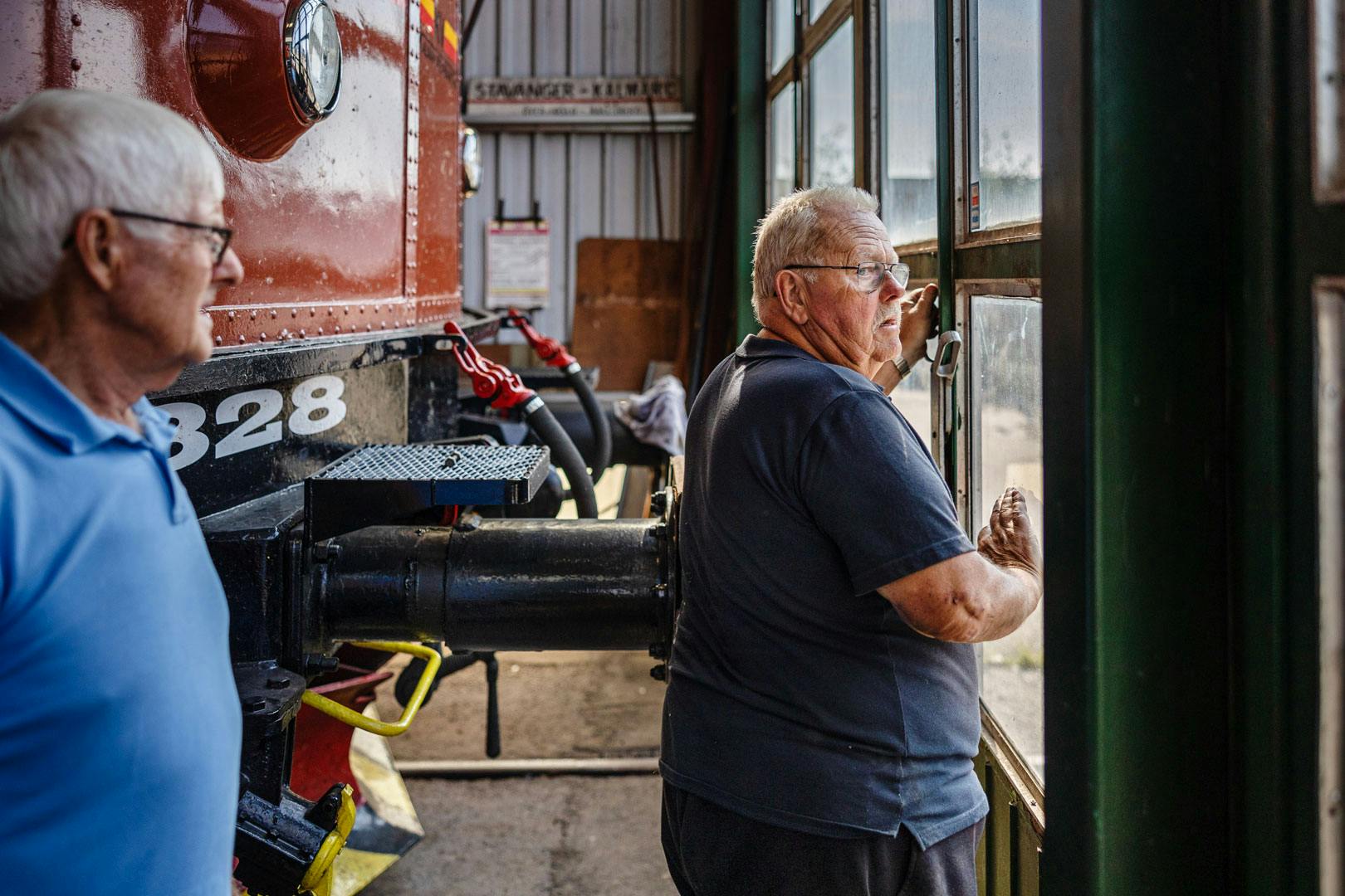 Calle Johansson och Ronny Göthberg är pensionärer och lägger mycket tid på att hålla tågvagnarna i topptrim. 

