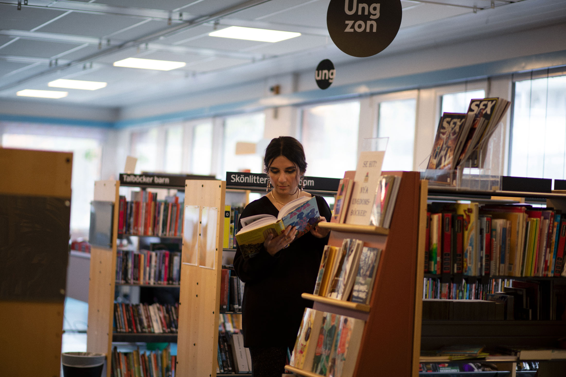 Balsam Karam på biblioteket i Rinkeby // Foto: Louise Helmfrid