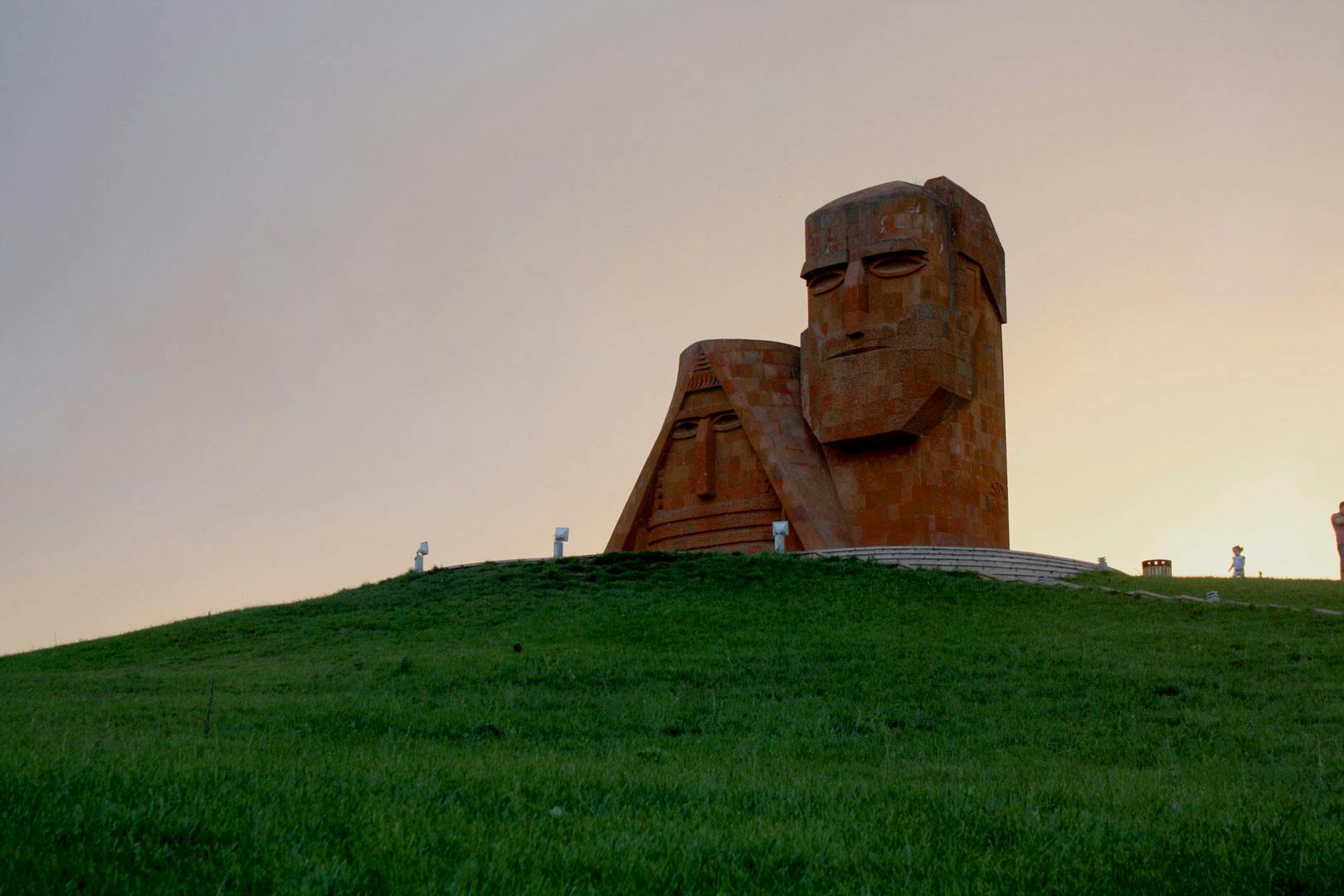 Monumentet ”Vi är våra berg” av Sargis Baghdasaryan.