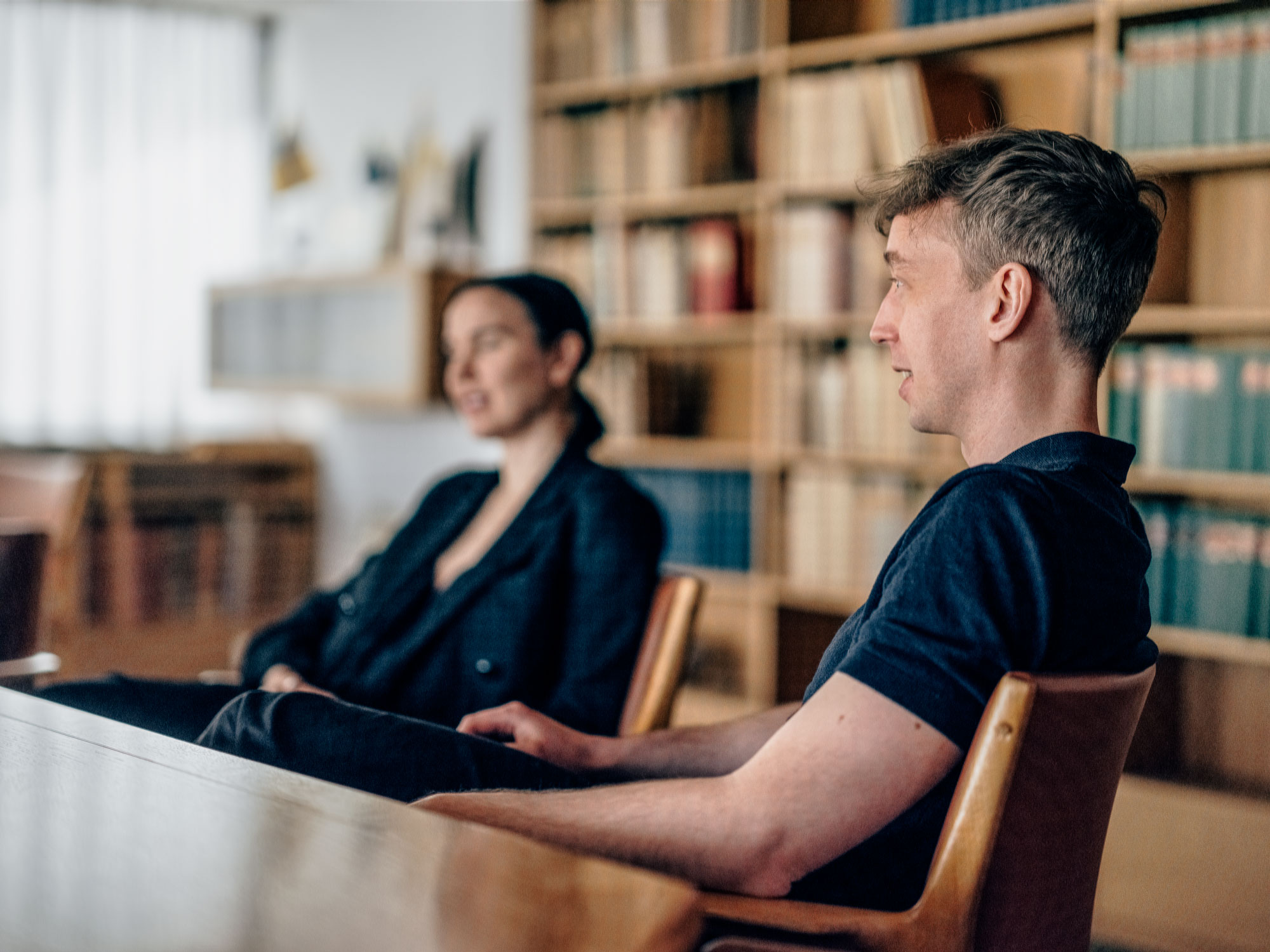 Foto på personerna bakom podden Gästabudet, Rebecka Kärde, Mikaela Blomqvist, Victor Malm, Lyra Ekström Lindbäck.